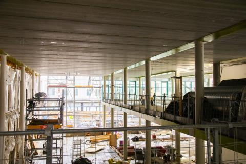 Avoin rakennustyömaana vielä oleva tila, jota kiertävät pilarit. Pohjakerroksessa on myös rakennustikkaat.