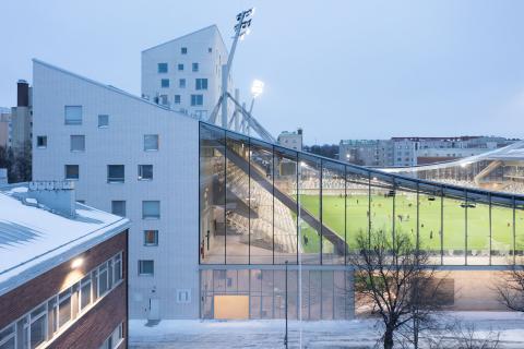 Tammelan stadionin kaarimainen arkkitehtuuri tulee esiin kentä päädyissä.