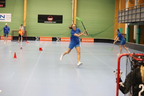 Salibandyn pelaaja tekee maalin.