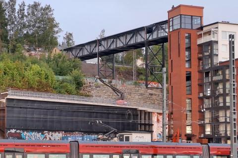 Santalahden kävelysillan hissitorni.