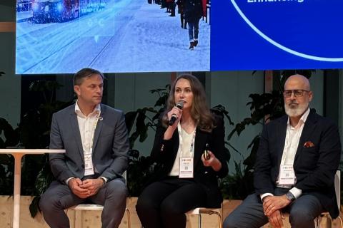 Panelistit keskustelemassa lavalla. 