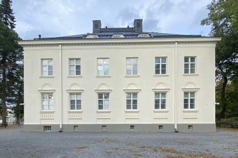 Messukylän kivikoulurakennuksen julkisivua.