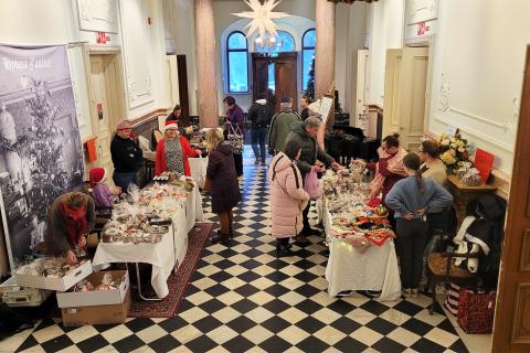 Ihmisiä kiertelemässä joulumyyjäisissä Milavidassa.