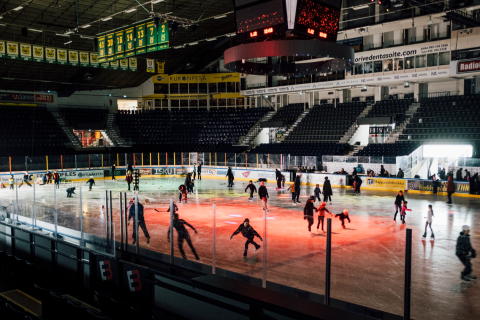 Luistelijoita Hakametsän hallin jäällä.