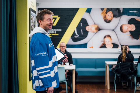 Apulaispormestari Matti Helimo avaamassa urheilijan olohuonetta.