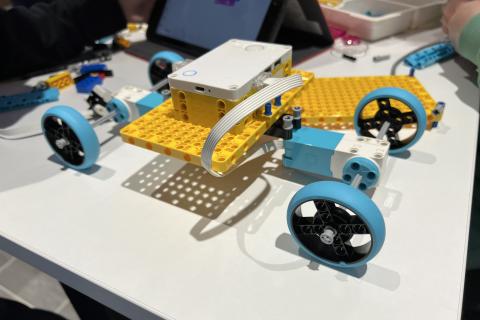 Moottorillinen LEGO-auto pöydällä seminaarissa.