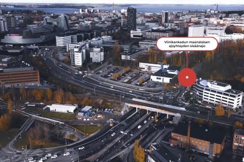 Ilmakuva, jossa pisteellä merkitty Atalpan ja Saarioisten rakennusten väliin Viinikankaudun maanalaisen sisäänajon paikka karkeasti.