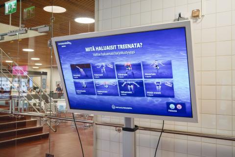 Virtuaalivesijumppanäyttö Tampereen uintikeskuksessa.