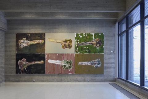 Kuudesta samankokoisesta ja samaa aihetta eli rynnäkkökiväärin lukkoa kuvaavasta öljymaalauksesta koostuva sarja, jonka osat on ripustettu betoniseinälle vieri viereen, kaksi allekkain, kolme rinnakkain. Kaksi vasemmanpuolesta on maalattu tummalle taustalle, keskimmäiset vaalean harmaalle ja harmaan punertavalla taustalle, oikeanpuoleiset vihreälle ja ruskealle taustalle. Lukkojen maalaustapa vaihtelee: osa kuvattu miltei realistisesti, osa suurella siveltimellä miltei ei-esittävästi.