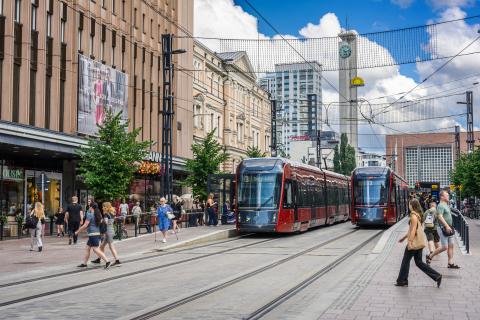 Raitiovaunut Tampereen keskustassa Hämeenkadulla.