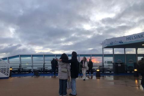 Kuva opiskelijoista matkalla