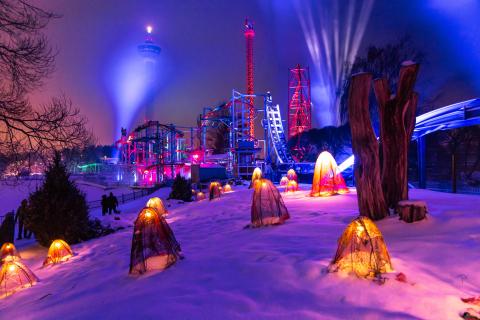 Särkänniemen värikkäät valot kuvattuna talvella.