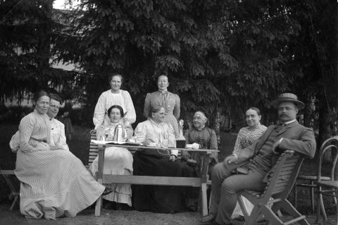 Haiharan kartanon emännät sukulaistensa kanssa puistossa.