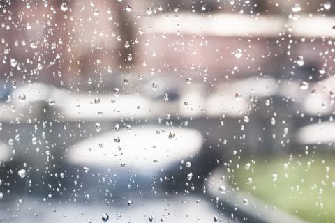 Sateinen Tampereen Hämeensilta sumeasti kuvattuna.