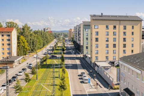 Kesäinen Sammonkatu ja liikenne.