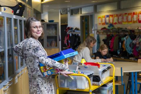 Emilia Talvio pitelee lautapelejä Linnainmaan koululla.