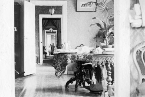 Haiharan kartanon tilojen läpi näkyy keittiöön saakka.