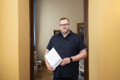 Teemu Haapakoski poseeraa kameralle Raatihuoneella.