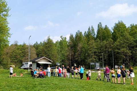 Nuoret jonottavat lounasta Peltolammin uimarannalla.