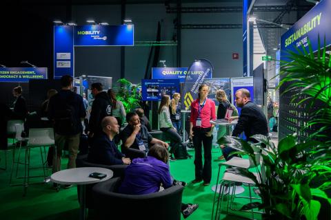 Ihmisiä keskustelee tapahtuma-alueella. 