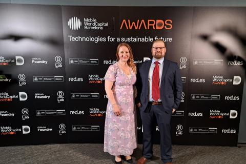 Anniina Autero ja Sebastian Valkama poseeraavat kuvausseinän edessä.