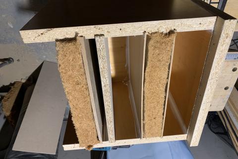 Vanhoista lastulevyistä koottu bassoansa tekovaiheessa.