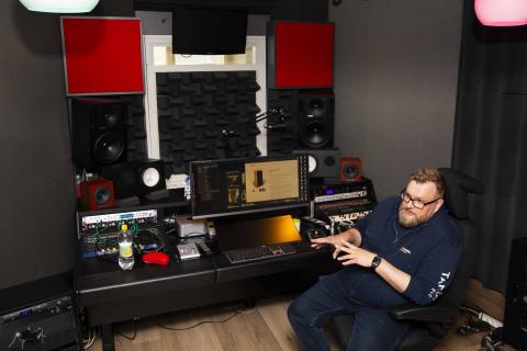 Teemu Haapakoski istuu tuolissaan Monitoimitalo 13:n studiossa.