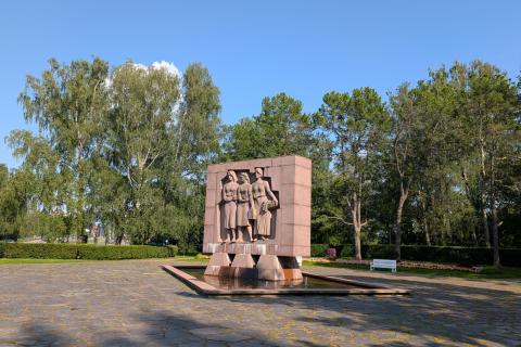 Osuustoiminta-muistomerkki Eteläpuistossa.