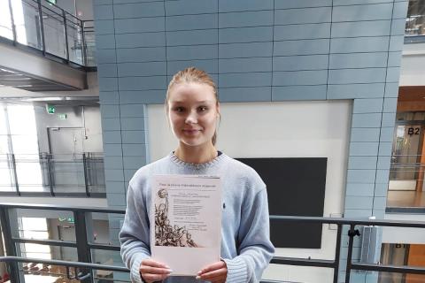 Kuvassa Pasi ja Janne Hämäläisen stipendin saanut urheilija Maisa Kuusikko.