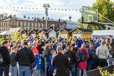 Susijengin pelaajat tapaamassa fanejaan Keskustorin kesä -tapahtuma-alueella.