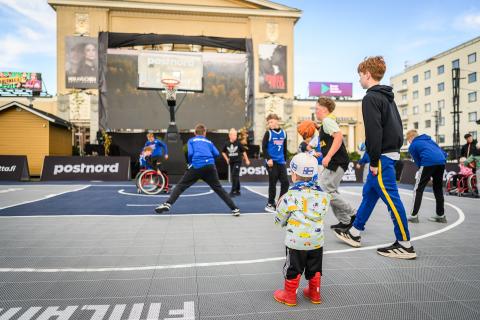 Lapset pelaamassa koripalloa Keskustorin kesä -tapahtuma-alueella.