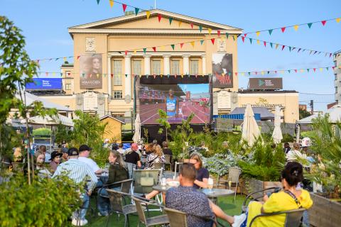 Ihmisiä katsomassa Yleisurheilua Keskustorin kesä -tapahtuma-alueella.