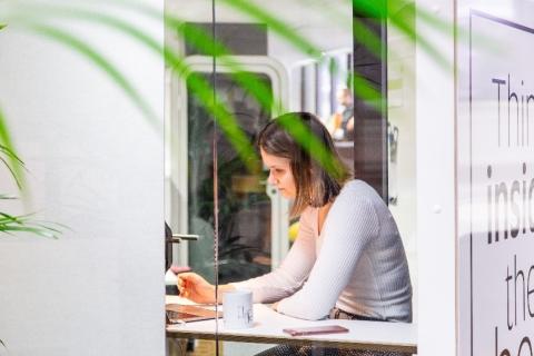 Nainen työskentelemässä toimistossa.