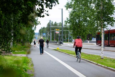 Jalankulkijoita ja polkupyöräilijöitä Hervannan Baanalla kesällä.