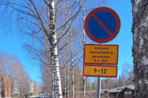 Liikennemerkki läheltä kuvattuna keväällä.