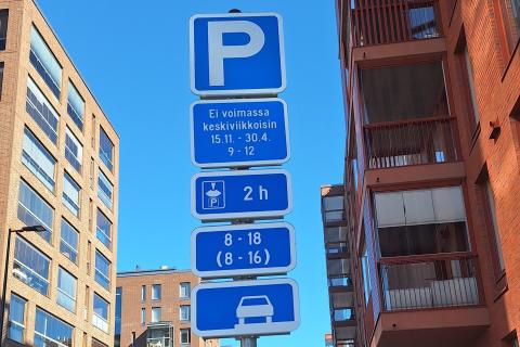 Liikennemerkki läheltä kuvattuna keväällä.