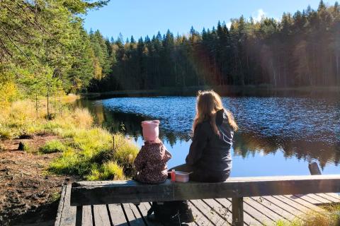 Lapsi ja nainen istuvat laiturilla.