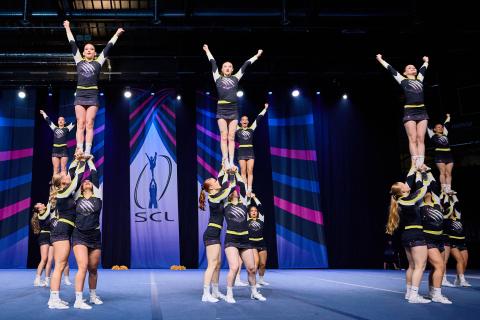 Nuoria kannattelemassa toisiaan cheerleading-kuviossa