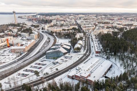 Ilmakuva lumisesta Pyynikinrinteestä. Kuvan etualalla Rollikkahalli. Taustalla näkyy Näsinneula ja kaupungin keskustaa.