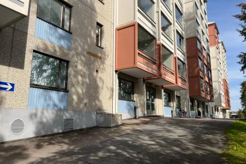 Kuvassa kerrostalon alaosaa, jossa sijaitsee myynnissä oleva toimistotila.