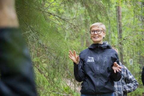 Luontokoulu Korennon ympäristökasvattaja puhuu oppilaille luonnossa.