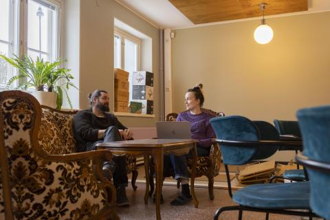 Pauliina Rask ja Ilkka Isotalo juttelevat Nekalan kulttuurikeskuksen ravintolassa.