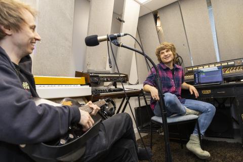 Lauri Sukanen ja Teemu Markkula istuvat Nekalan kulttuurikeskuksen musiikkistudiossa.