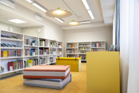 Kuva Nekalan kirjaston lastenkirjojen kohdasta.