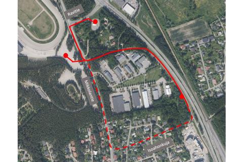 Ilmakuvassa reittikartta punaisella. 