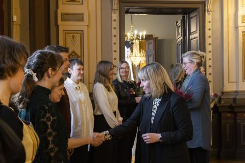 Apulaispormestari Anne-Mari Jussila kättelee palkittuja taiteilijoita Raatihuoneella.