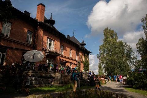 Ihmisiä Lielahden kartanon edustalla kesäpäivänä.