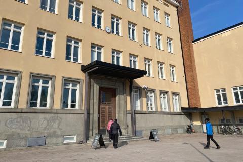 Ihmisiä menossa sisään Nekalan kulttuurikeskuksen pääovesta.