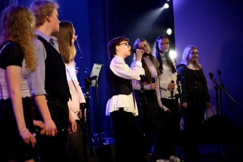 Konsertissa lauluesitys.
