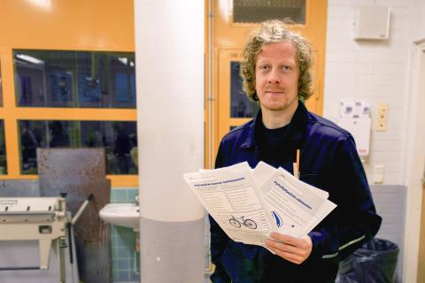 Pyöränkorjausta opettava opettaja teknisen työn luokassa.